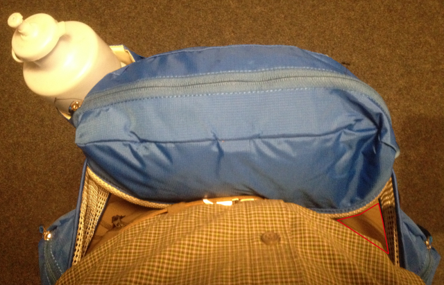 Leert man das Multifunktionsfach unter Spannung, verändert sich der Sitz der Tasche negativ. Leert man das Multifunktionsfach unter Spannung, verändert sich der Sitz der Tasche negativ.